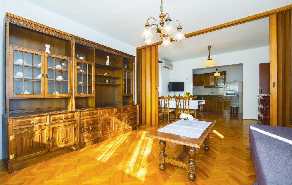 Three-Bedroom Apartment In Podstrana photo 3