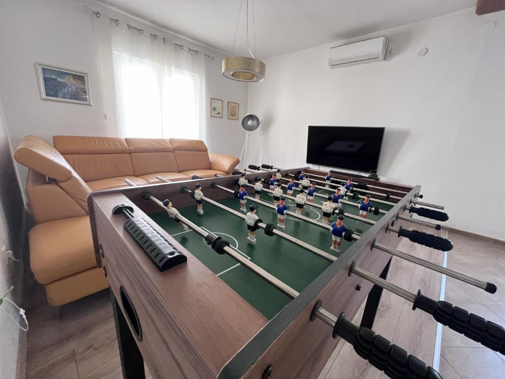 Spacious 4 bedroom apartment with free parking lot — photo 1