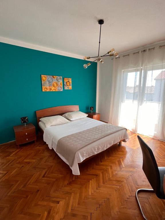 Spacious 4 bedroom apartment with free parking lot photo 2
