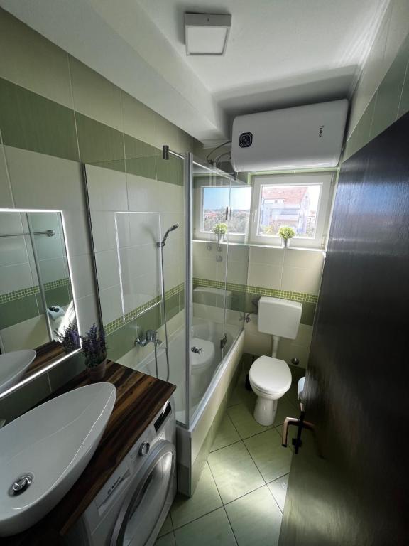 Spacious 4 bedroom apartment with free parking lot photo 3