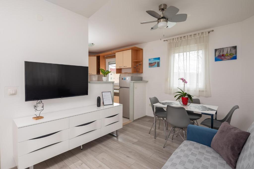 West Side Apartment photo 3