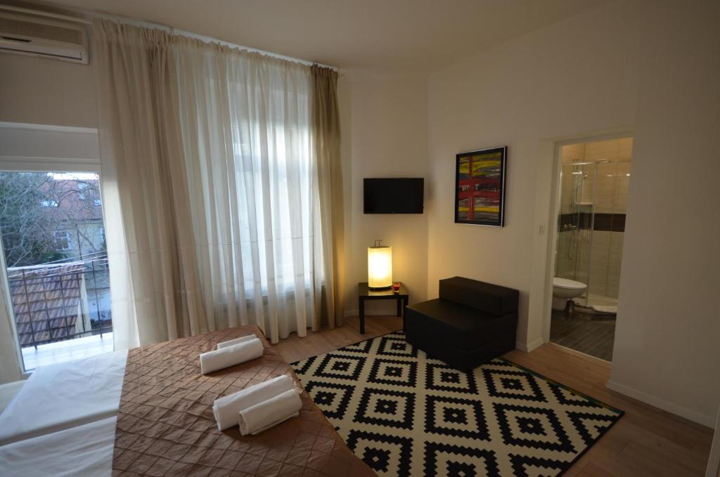 Downtown Luxury Apartment photo 3