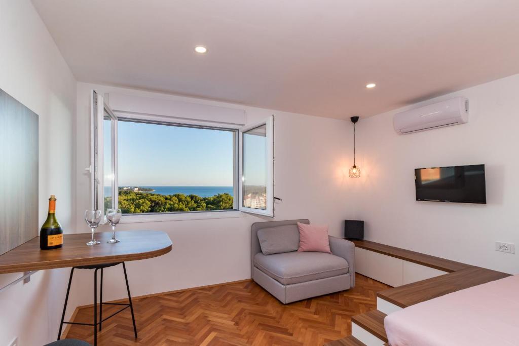 TOP FLOOR MODERN APARTMENT WITH INCREDIBLE VIEWS — photo 1