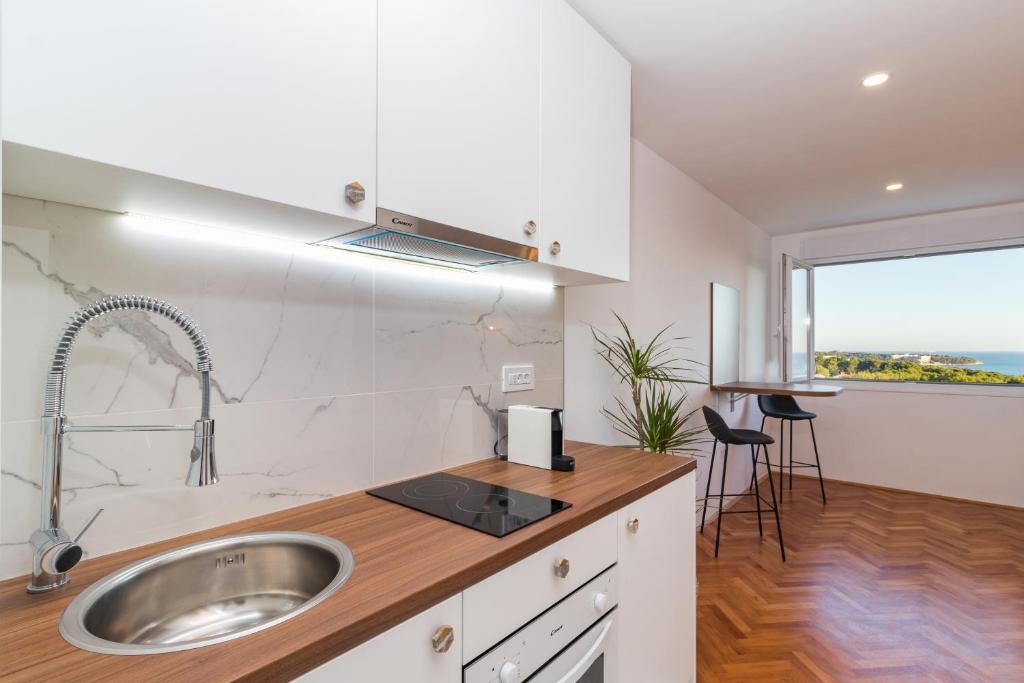 TOP FLOOR MODERN APARTMENT WITH INCREDIBLE VIEWS photo 3