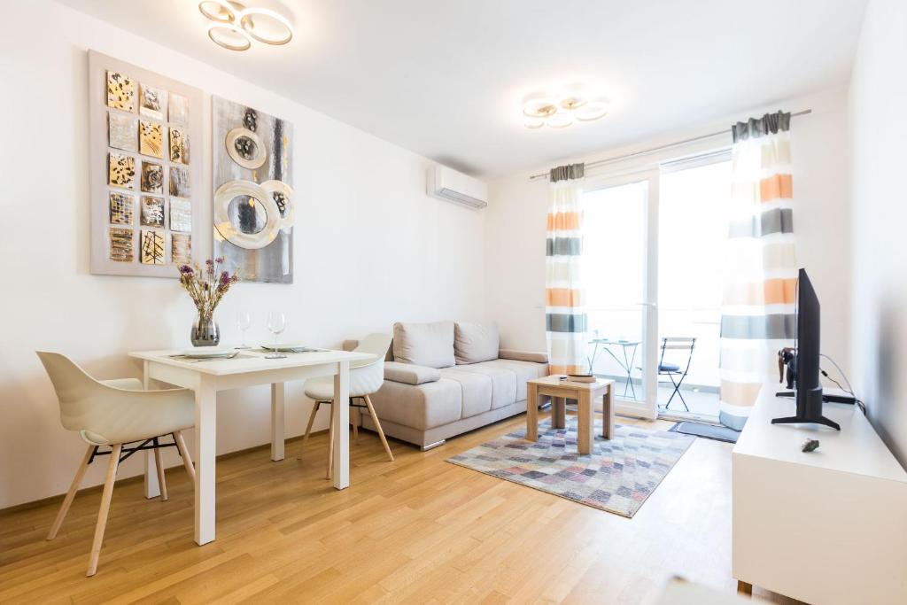 Tanja modern apartment with balcony and parking garage — photo 1