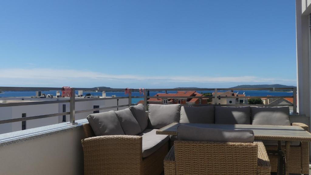 Seaside Serenity - Elegant Apartment with Stunning Sea Views — photo 1