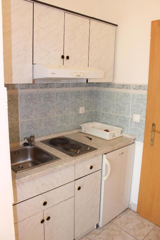 Apartments with a parking space Gradac photo 3