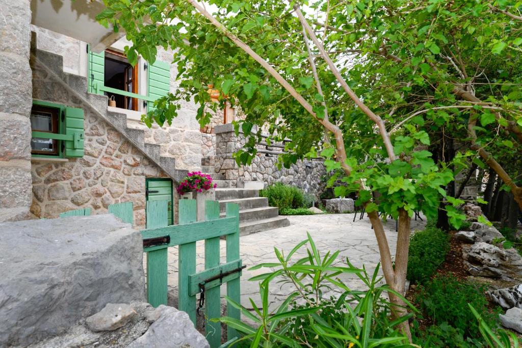 Stone house Adrian — photo 1