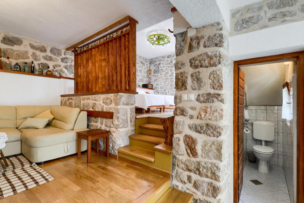 Stone house Adrian photo 3