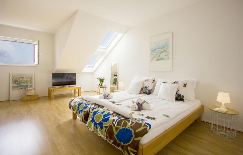 West Coast luxury apartment photo 2