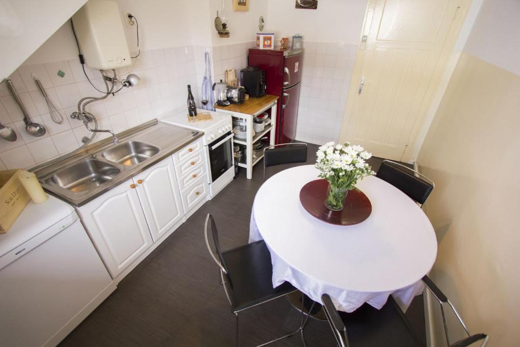 West Coast luxury apartment photo 3
