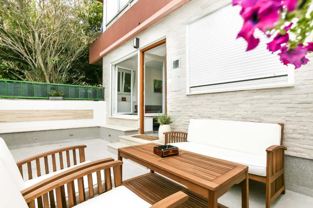 Split Retreat @ Town Center w/terrace — photo 1