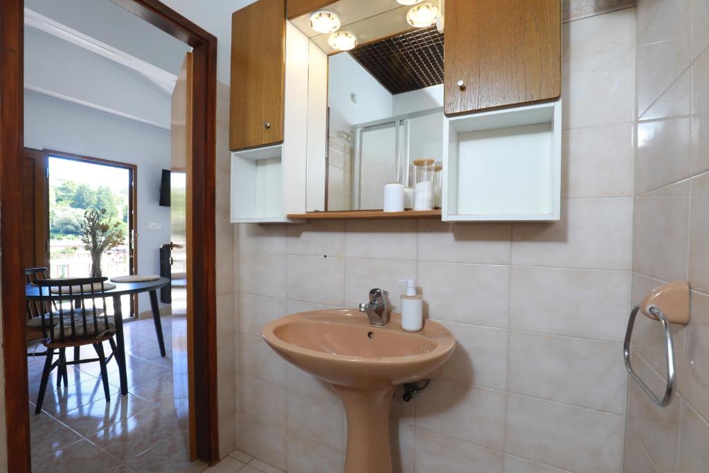Small stone house in a quiet place island Solta photo 3