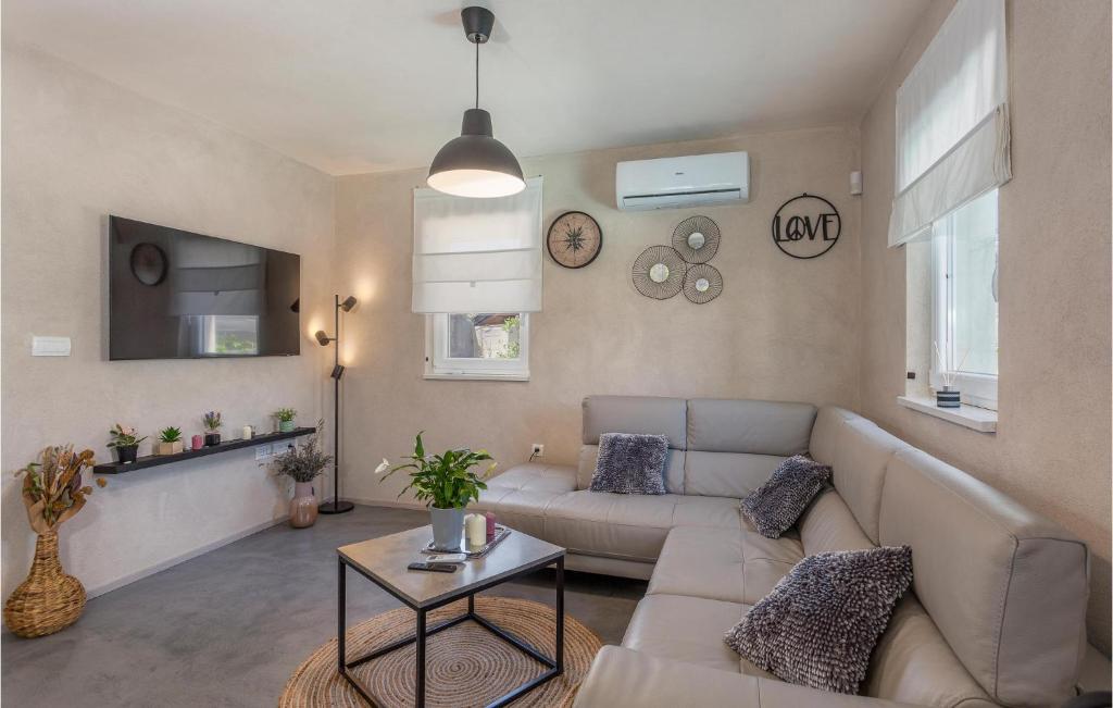 Amazing Home In Sveti Ivan Dobrinjski photo 3