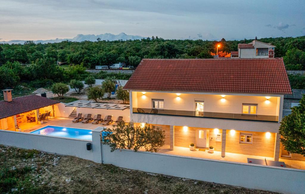 Gorgeous Home In Nadin With Wifi — photo 1