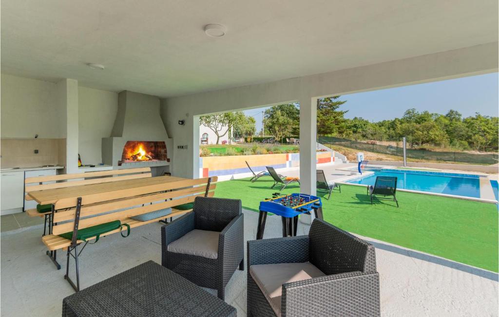 Three-Bedroom Holiday Home In Vinjani Gornji photo 2