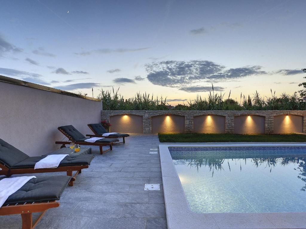 Villa in Valbandon with Private Pool — photo 1