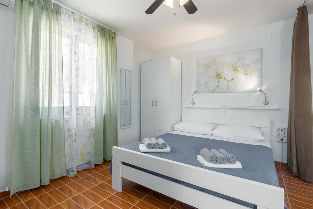 Family friendly house with a swimming pool Lindar photo 2