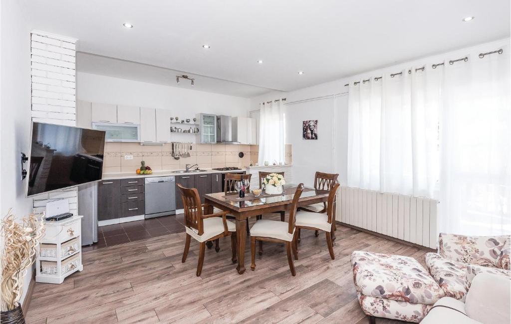 Two-Bedroom Holiday Home In Sibenik photo 2