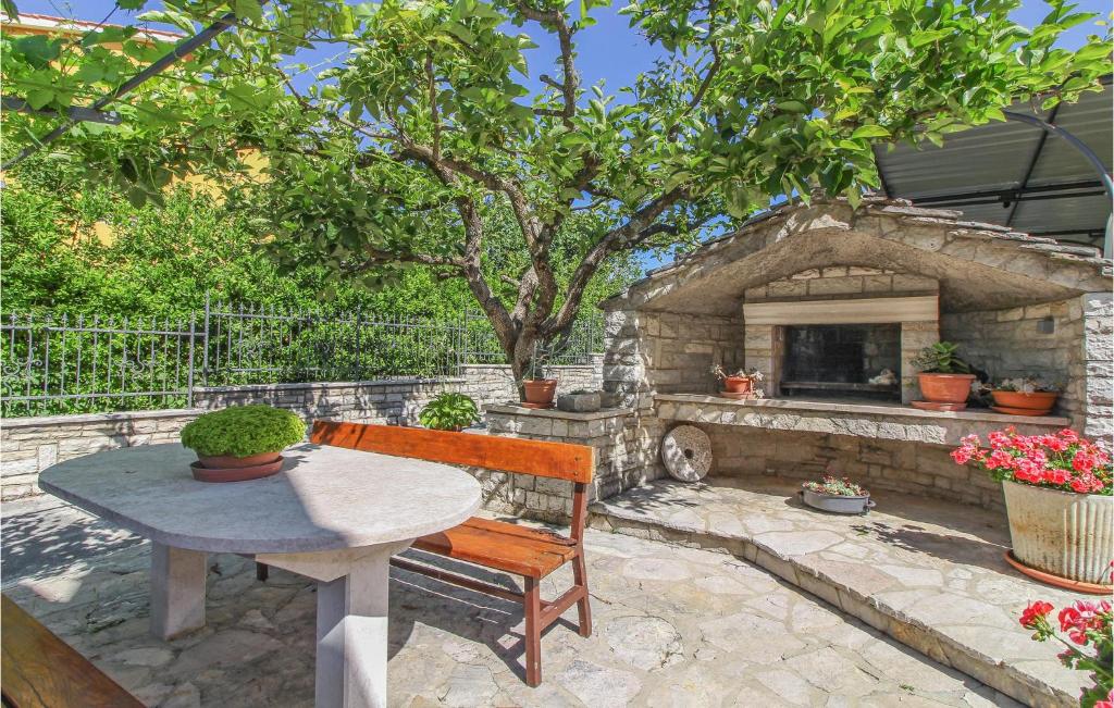 Gorgeous Apartment In Gracisce With Wifi photo 2
