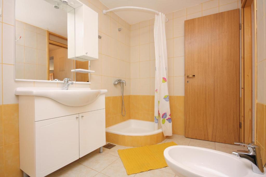Family friendly seaside apartments Jagodna photo 3