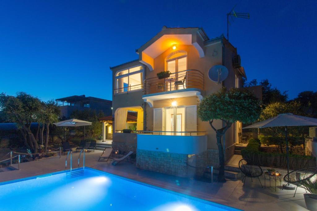 Seaside family friendly house with a swimming pool Sevid — photo 1