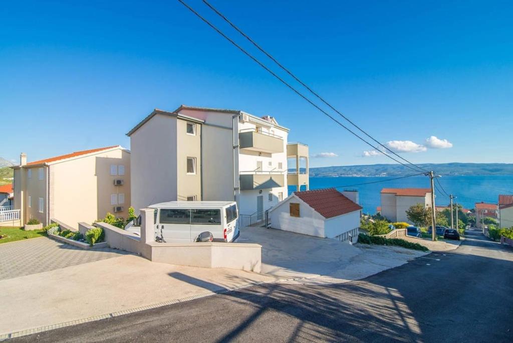 Apartments with a parking space Mali Rat (Omis) - 7482 — photo 1