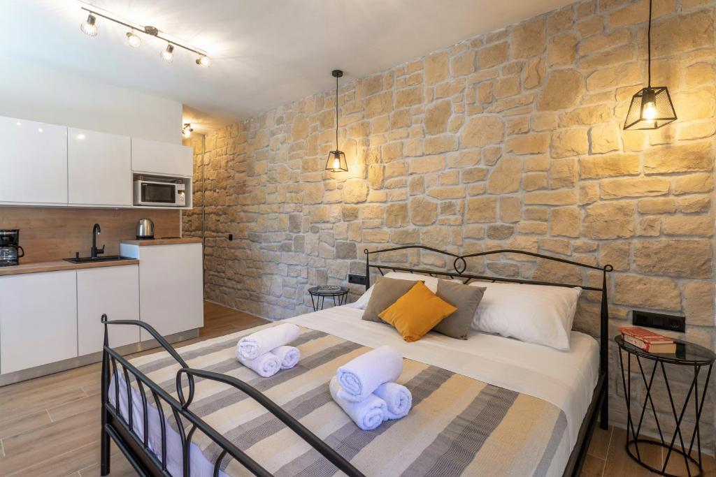 TEONA Luxury Studio Apartment with jacuzzi and garden view photo 2