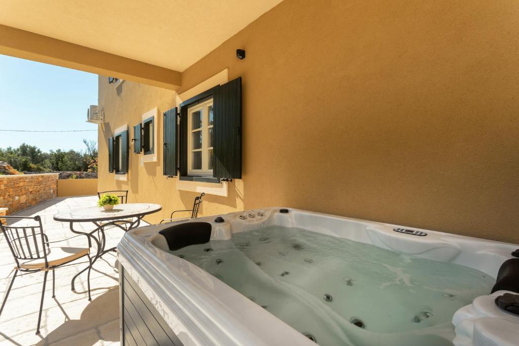 TEONA Luxury Studio Apartment with jacuzzi and garden view photo 3