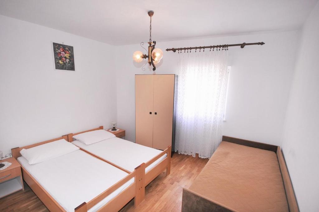Apartments with parking space Metajna photo 2