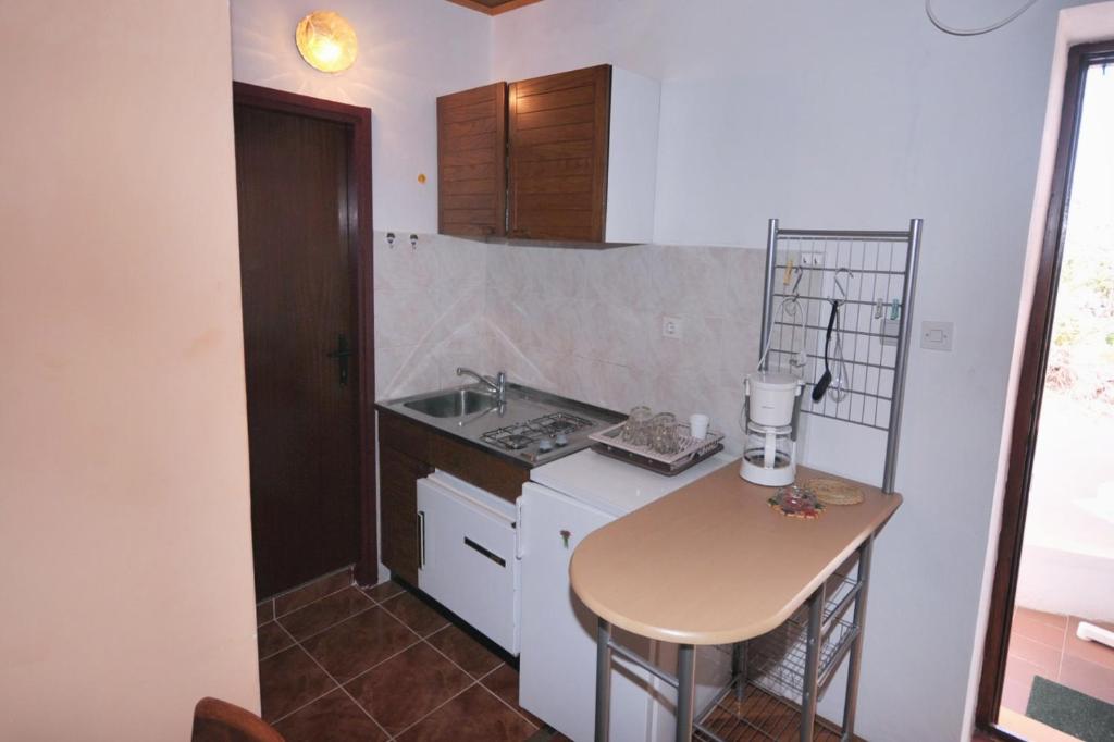 Apartments with parking space Metajna photo 3