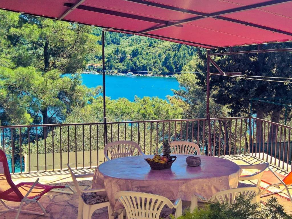 Seafront Apartment Dana - Two Bedroom Apartment with Terrace and Sea View — photo 1