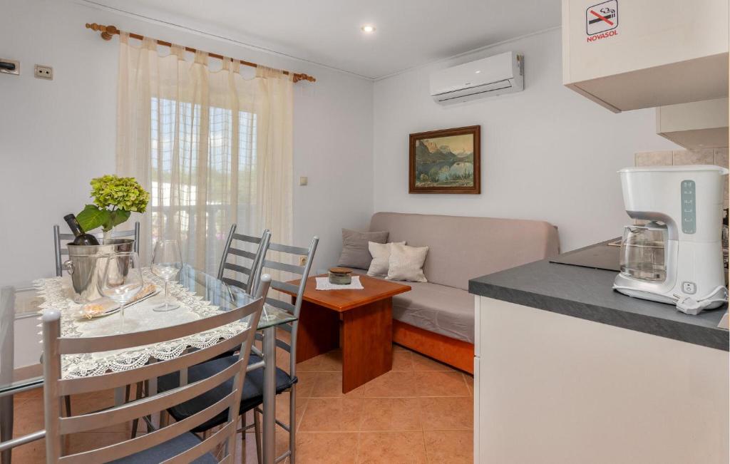 Lovely Apartment In Mundanije With Wifi photo 3