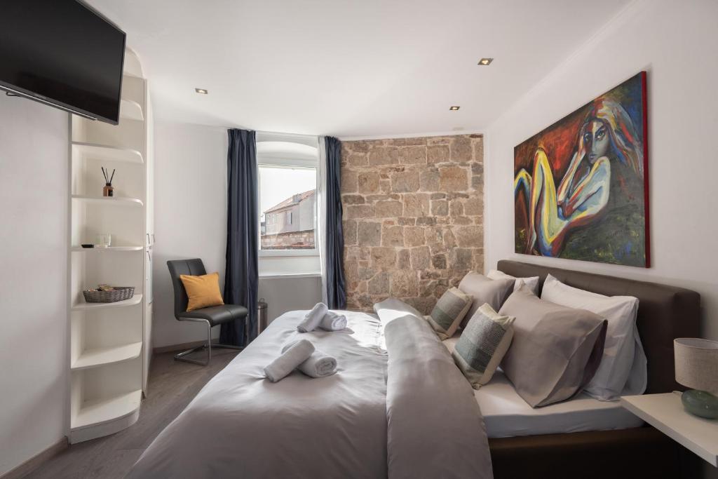 ROKOS SUPERIOR DOWNTOWN ROOMS - comfortable rooms with private bathrooms - perfect location for exploring Diocletian's Palace and the gastronomy of Split within walking distance photo 2