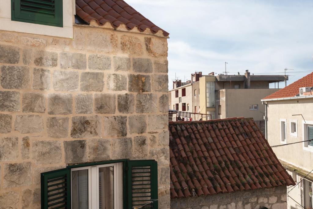 ROKOS SUPERIOR DOWNTOWN ROOMS - comfortable rooms with private bathrooms - perfect location for exploring Diocletian's Palace and the gastronomy of Split within walking distance photo 3