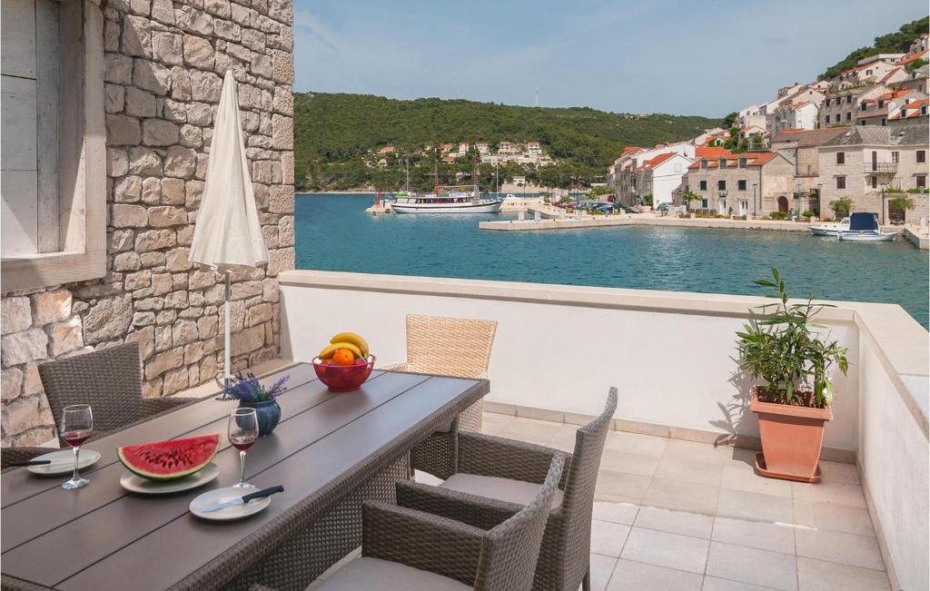 Gorgeous Home In Pucisca With Wifi — photo 1