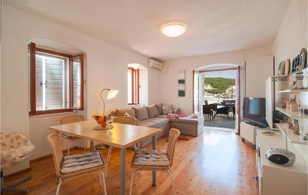 Gorgeous Home In Pucisca With Wifi photo 3