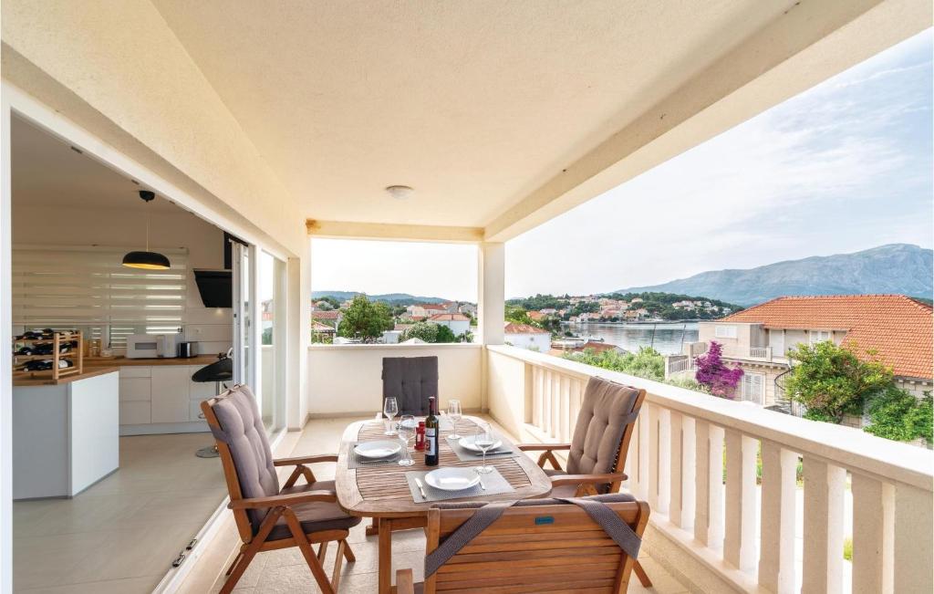 Three-Bedroom Apartment In Lumbarda — photo 1