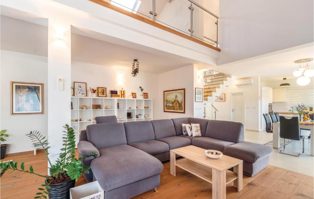 Three-Bedroom Apartment In Lumbarda photo 2