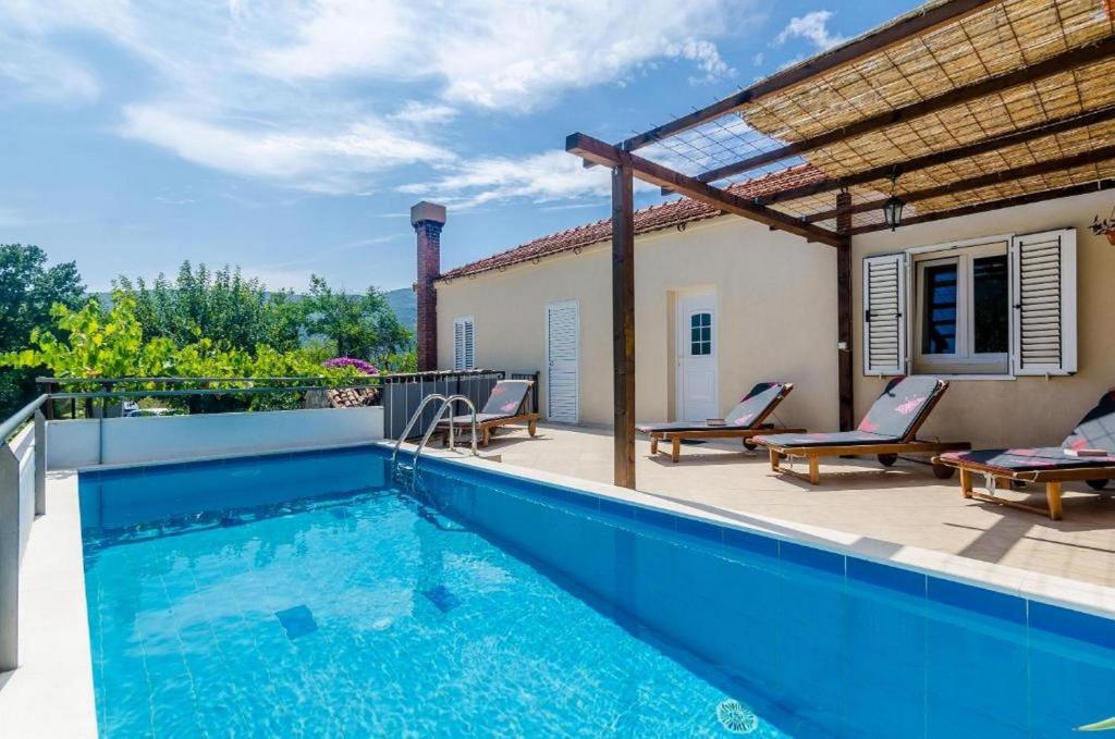 Tranquil Villa with Pool — photo 1