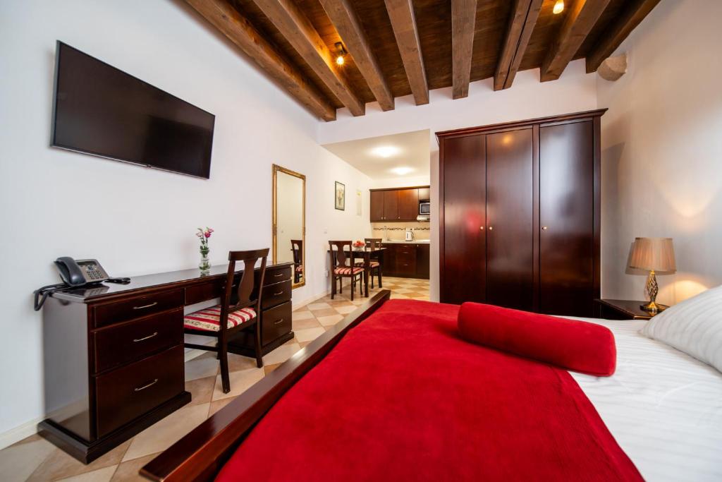 SUNce Palace Apartments with free offsite parking — photo 1