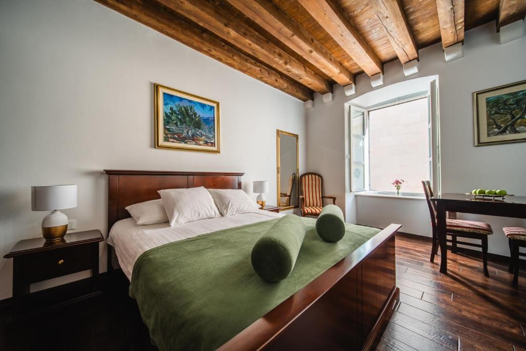 SUNce Palace Apartments with free offsite parking photo 2