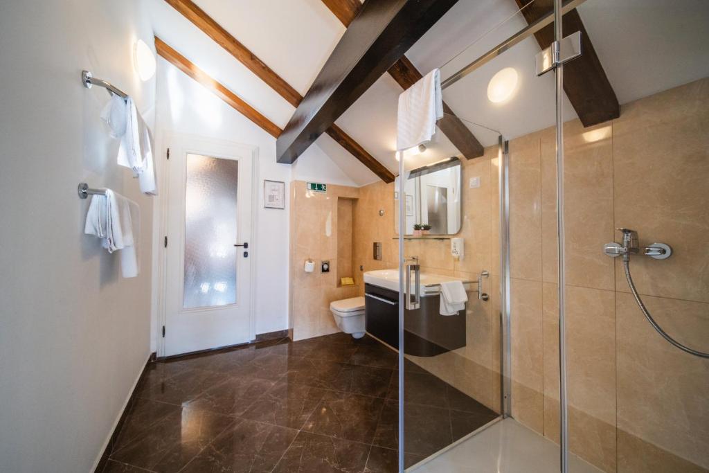 SUNce Palace Apartments with free offsite parking photo 3