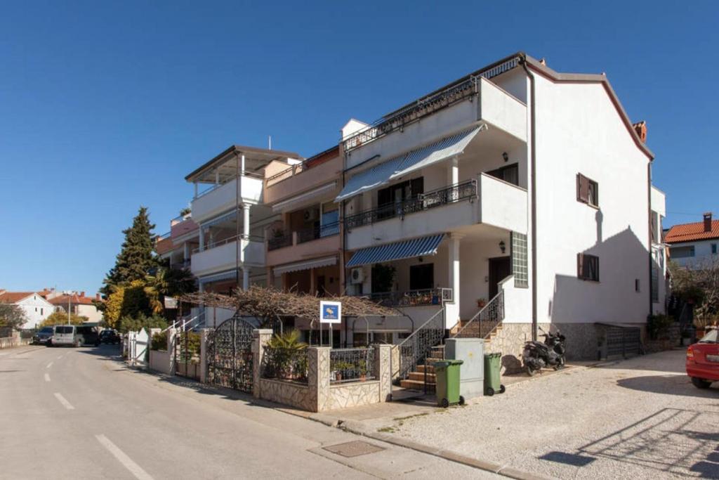Apartments with a parking space Rovinj - 7322 — photo 1