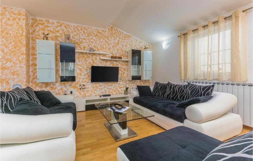 4 Bedroom Cozy Home In Labin photo 2