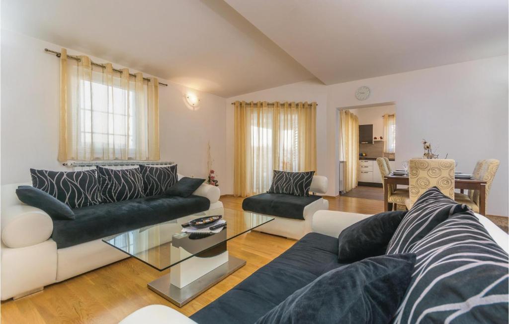4 Bedroom Cozy Home In Labin photo 3