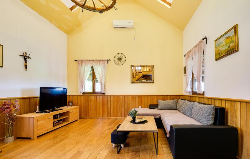 Gorgeous Home In Rovisce photo 2