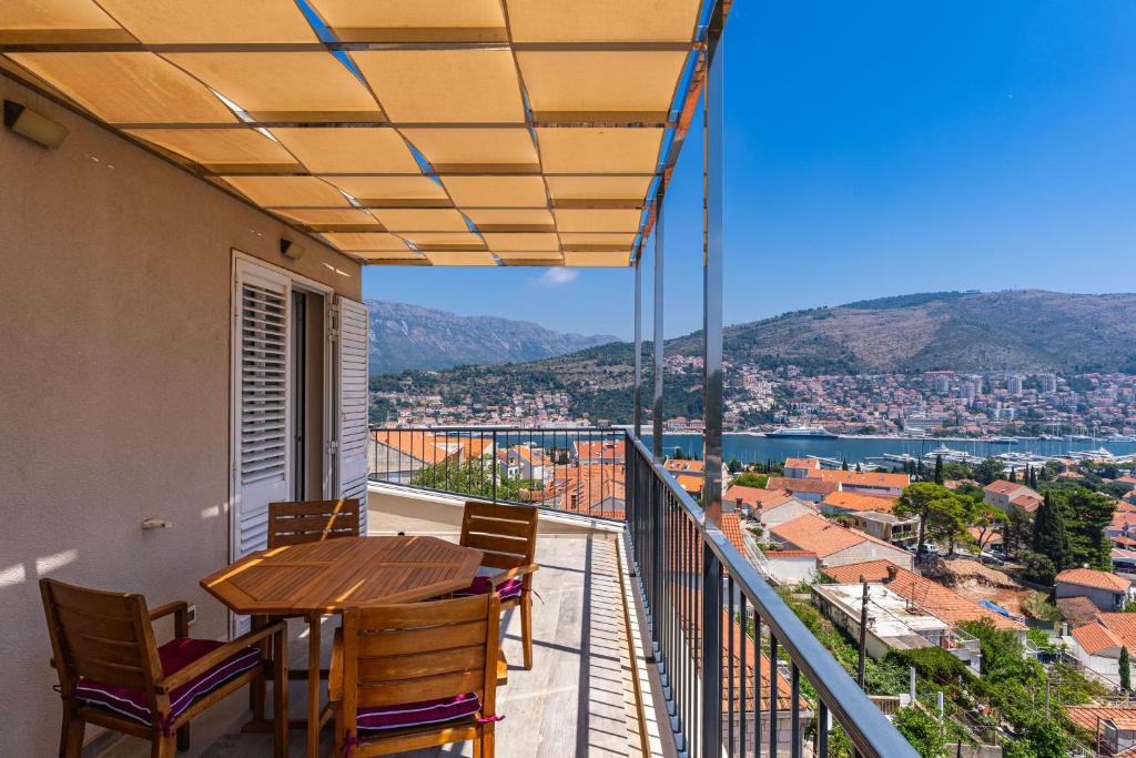 The Panoramic View Penthouse Apartment Sweet Petite with Private Parking — photo 1