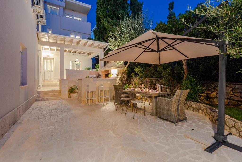 Villa Bella with pool photo 2
