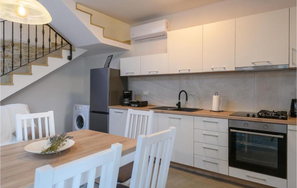 Amazing Home In Susnjevica With Wifi photo 2
